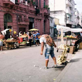 Food Vendors in Cuba| Cuba tour guide - Alain Alvarez